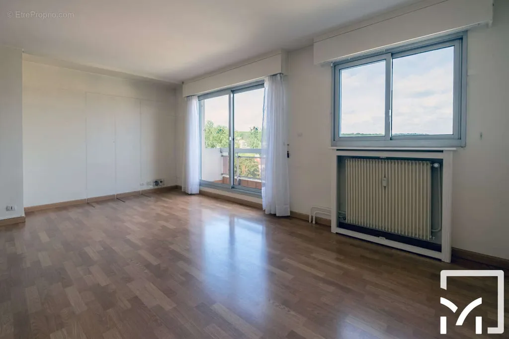 Rooms - Family Apartment with Balcony in Le Pecq