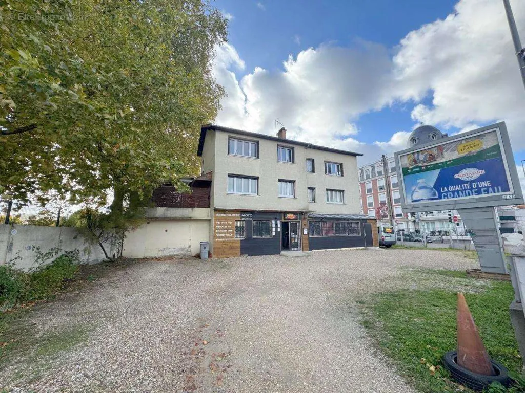 Extérieur - Immeuble avec Terrasse et Parking au Blanc-Mesnil