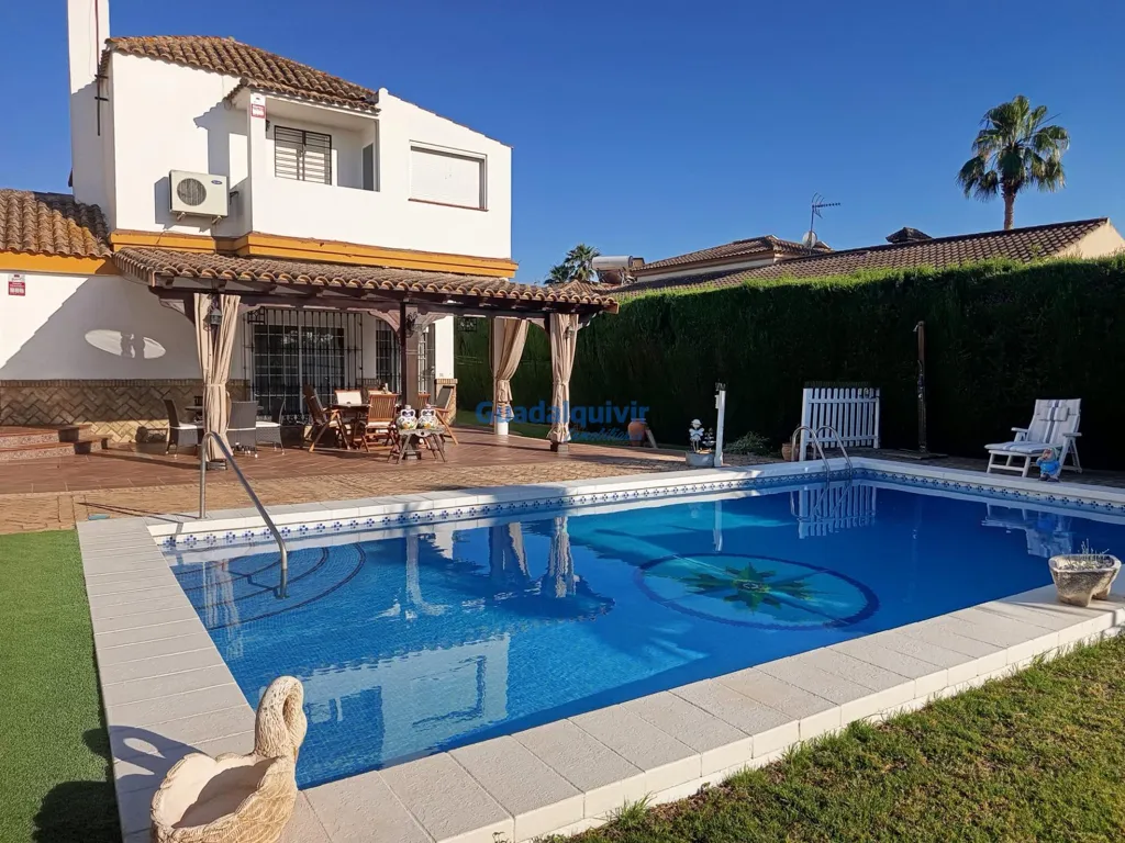 Pool - Independent Chalet with Pool in Cerros de Montequinto