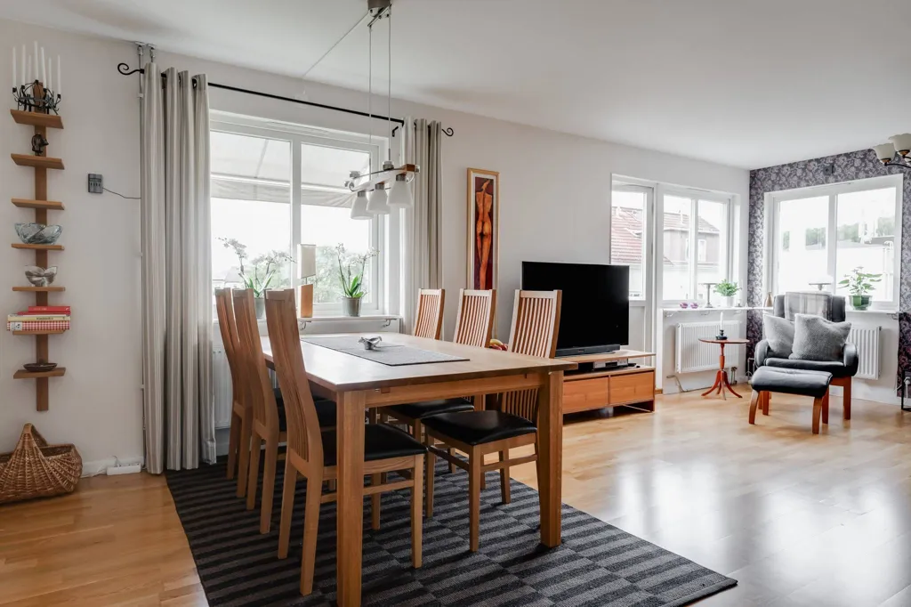 Söögituba - Renovated Three-Bedroom with Balcony in Bergdalen