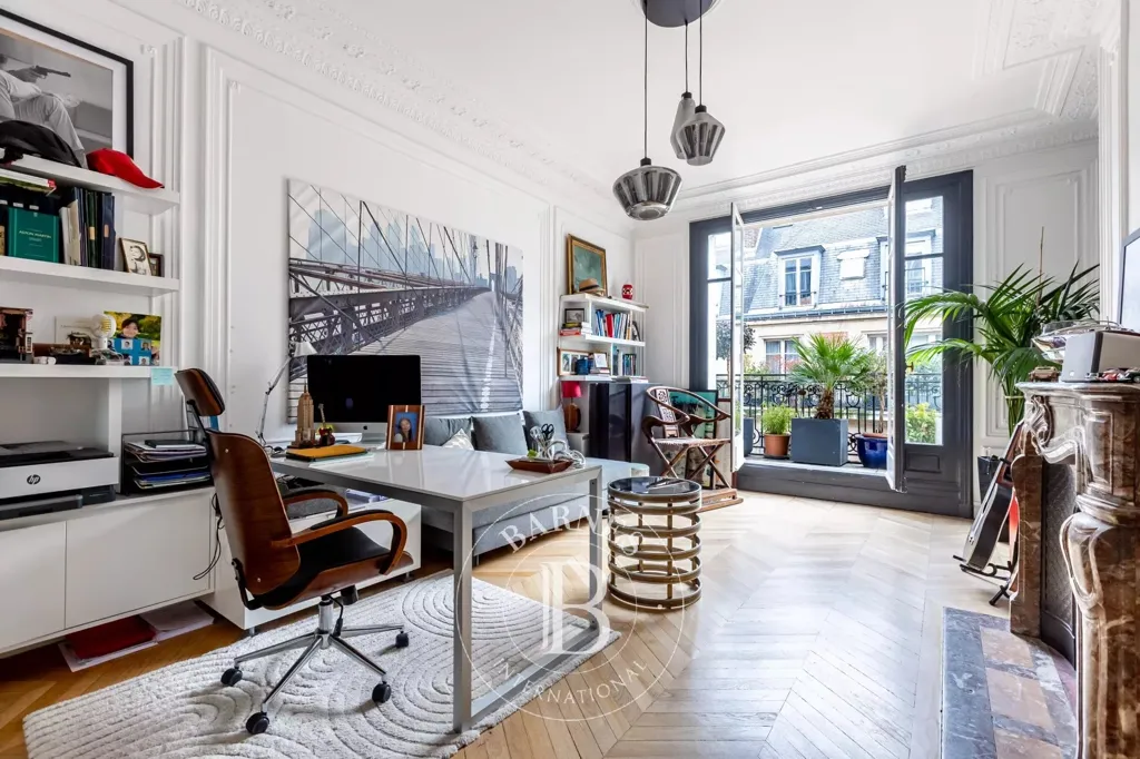 Bureau - Appartement Haussmannien avec Balcon Filant à Paris 8ème