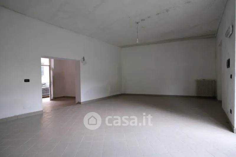 Toad - Commercial Space with Garden in Asti