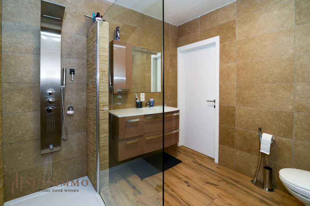 Salles de bain - Appartement Moderne avec Terrasse à Maasmechelen