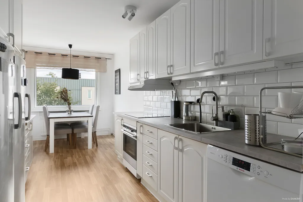 Köök - Renovated Flat with Large Windows in Lunden