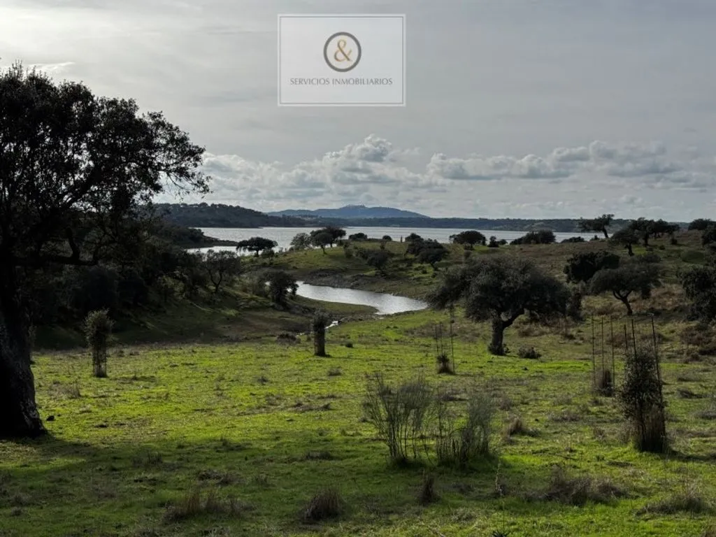 Aed - Villa with Coastal Access in Cheles, Extremadura
