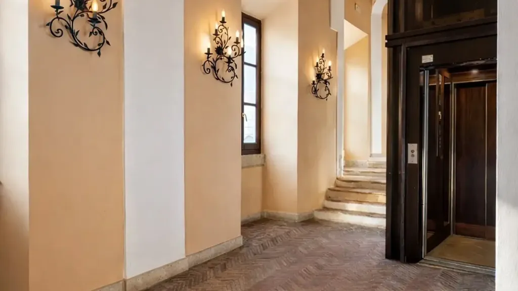 Entrée - Historic Trilocale in Nettuno's Medieval Quarter