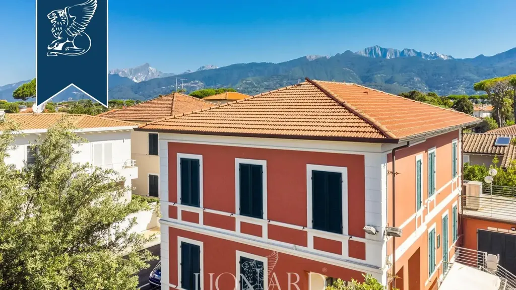 Exterior - Central Villa for Renovation in Forte dei Marmi