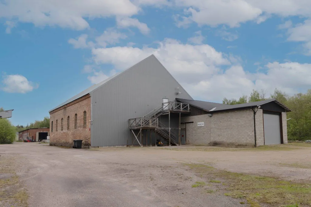 Välivaade - Industrial Property with Classic Facade in Delary