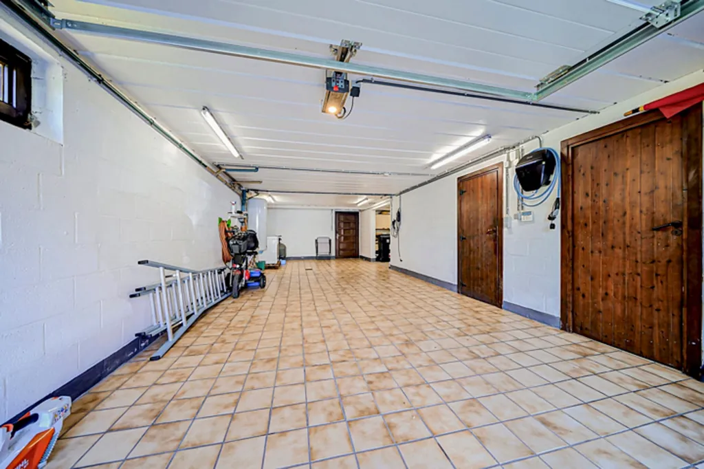 Garage - Villa Familiale avec Piscine à Cornesse