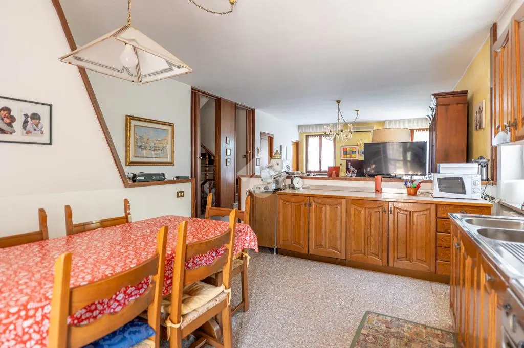 Sala da pranzo - Semi-detached House with Garden in Dossobuono