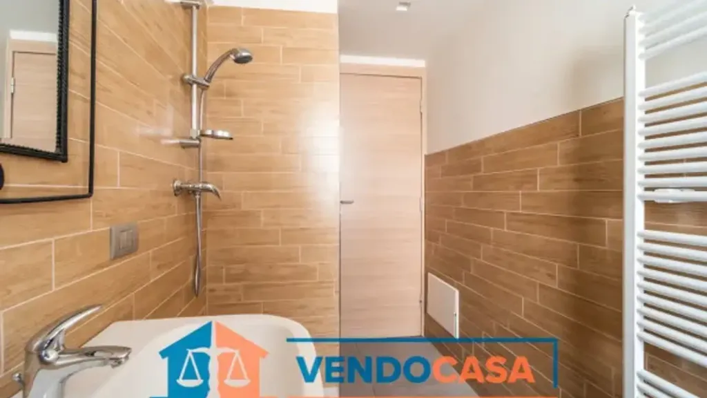 Salles de bain - Office Space with Balcony in Cuneo