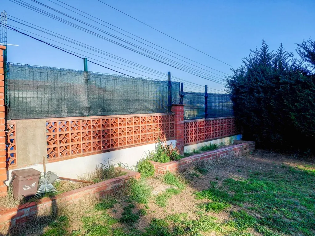 Aed - Urban Plot with Small Building in Esparreguera