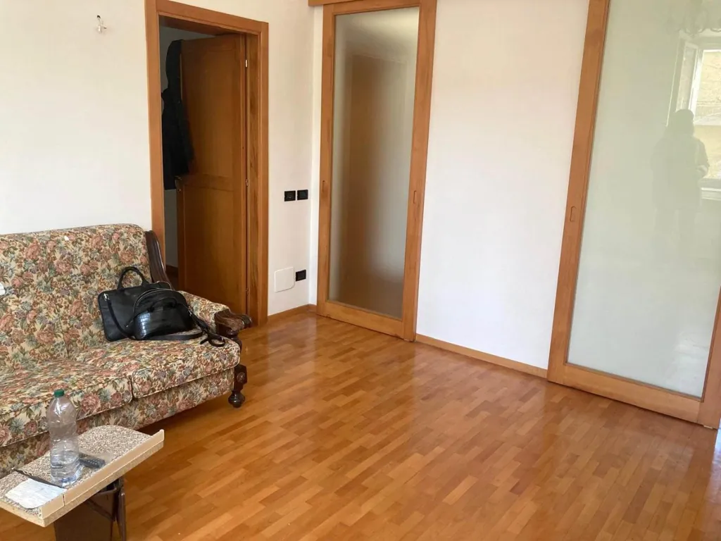 Soggiorno - Appartamento ristrutturato con parquet a Ancona