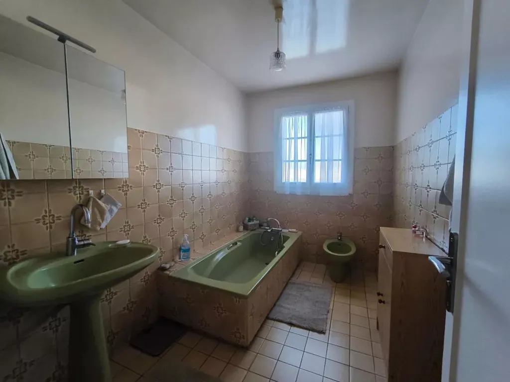 Salles de bain - Maison avec Terrasse et Garage à Lons
