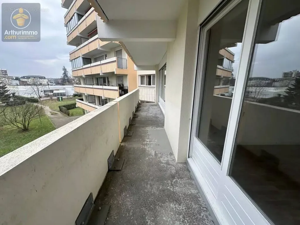 Balcony - 2-Bedroom Apartment with Balcony in Metz