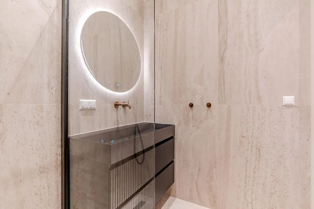 Bathrooms - Modernised Three-Bedroom Flat with Garden in 's-Gravenhage