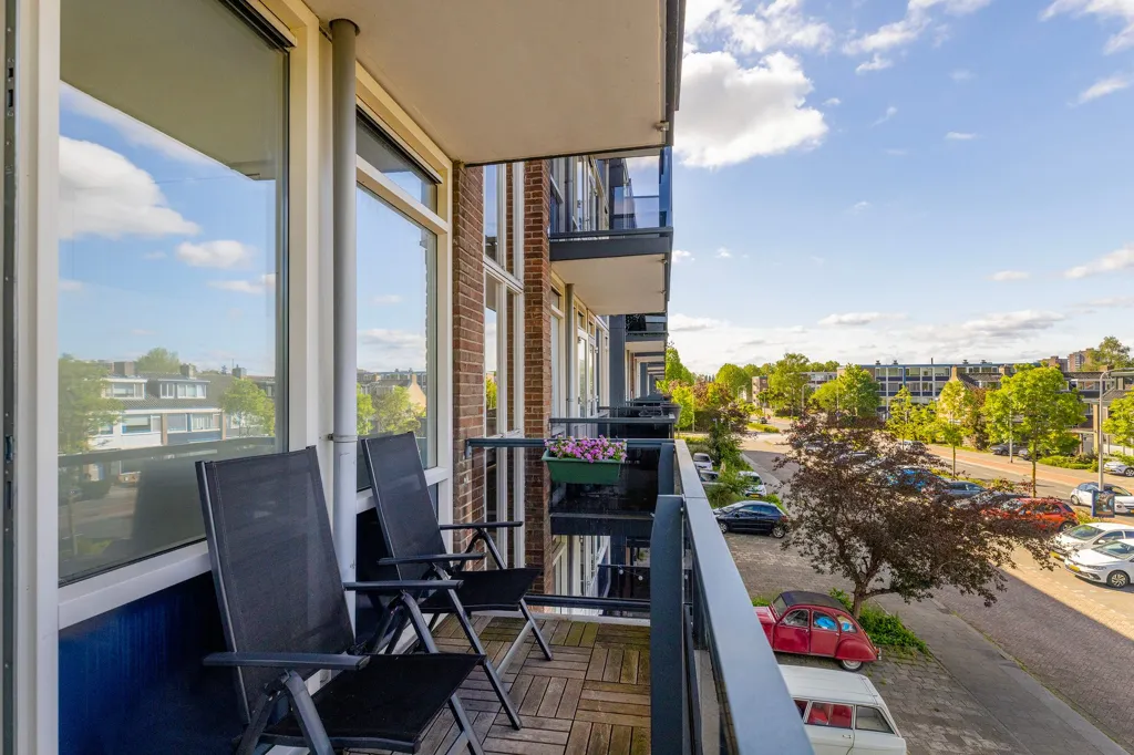Rõdu - Corner Flat with West Balcony in Central Location