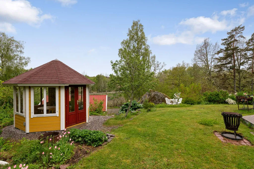 Aed - Architectural Villa with Garden in Edsbro
