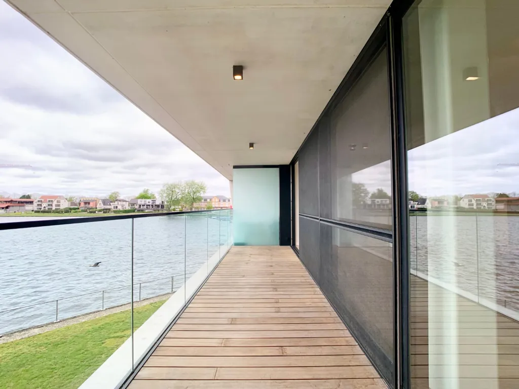 Terrasse - Appartement Luxueux avec Vue sur le Lac à Overmere