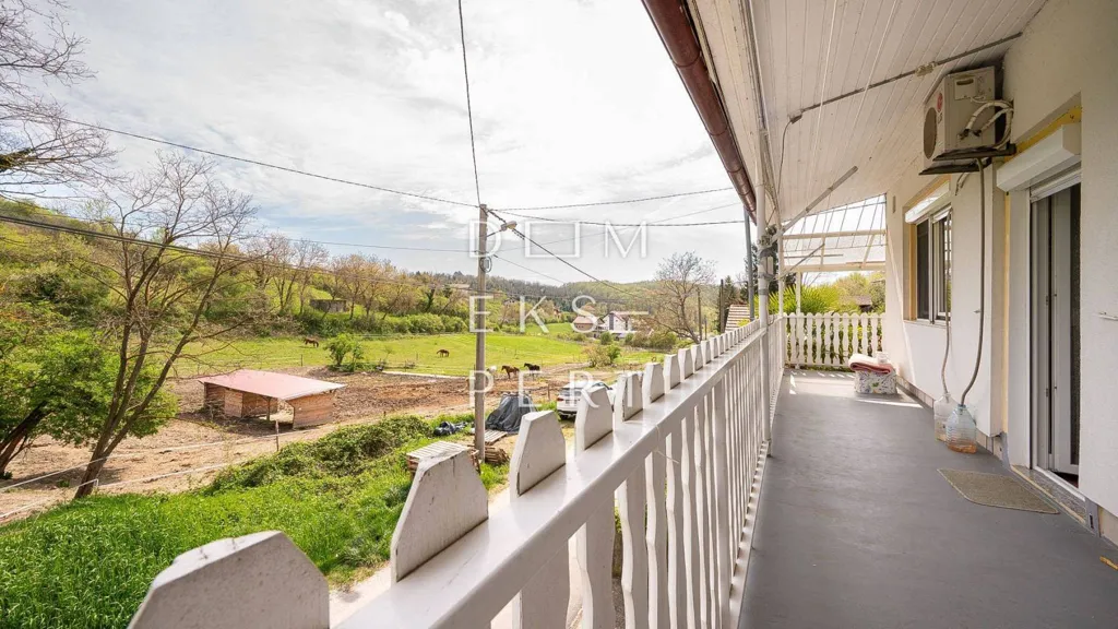 Balcon - Family House with Garden in Šimunčevec, Sesvete