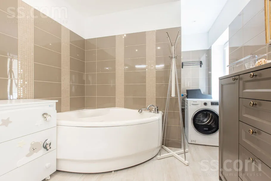 Vannitoad - 3-Bedroom Apartment with Balcony in Spilve