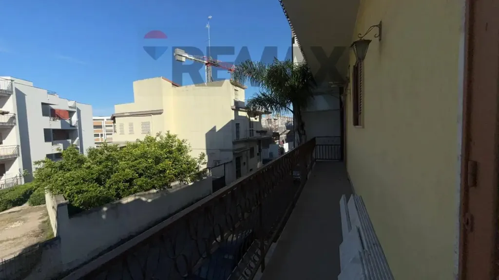Balcone - Three-Bedroom Apartment with Balcony in Modugno
