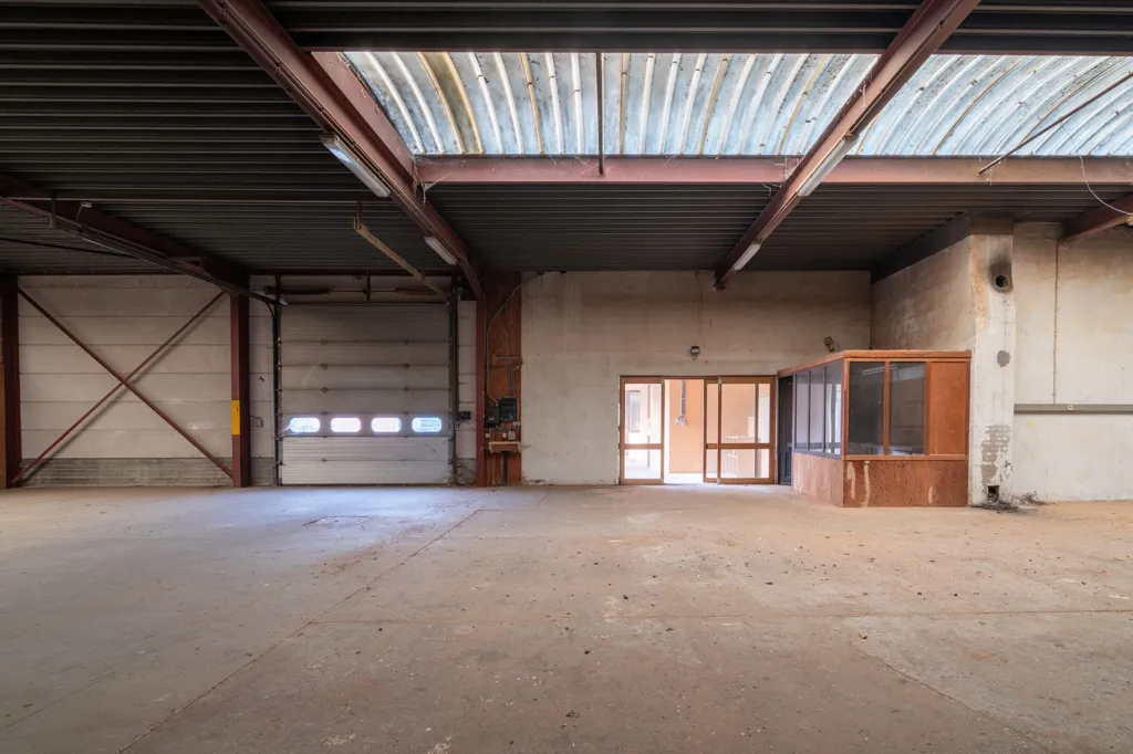 Pièces - Hangar Commercial avec Section Poignée à Hamme