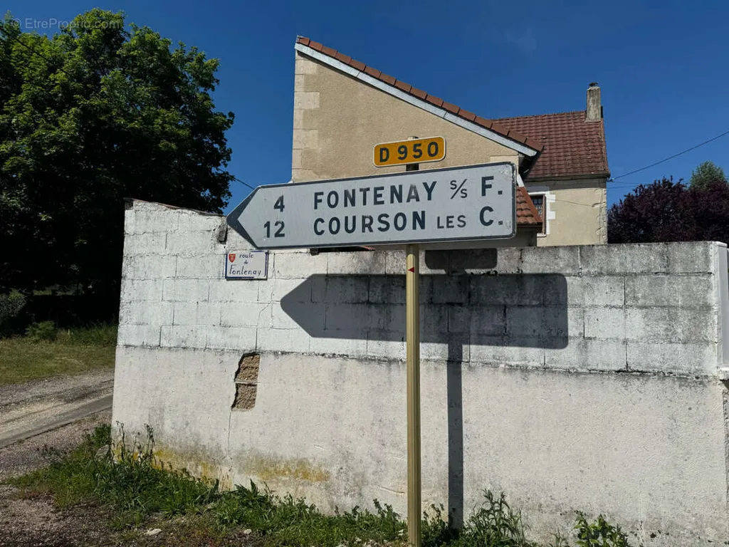 Aed - Three-Garage Complex in Mailly-le-Château