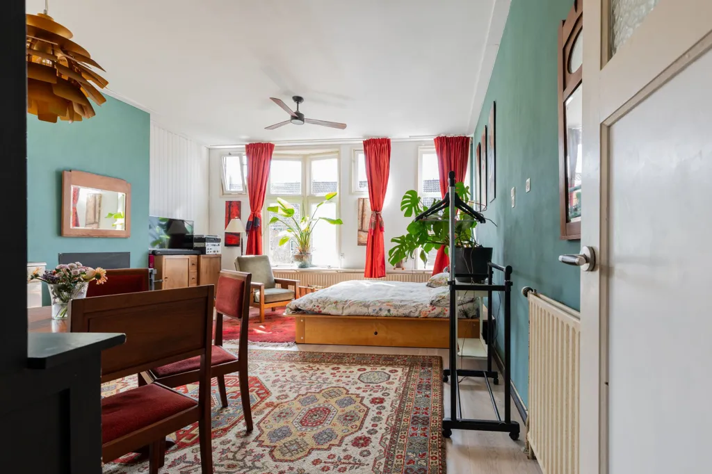 Magamistoad - Monumental House with Deep Garden in Assen