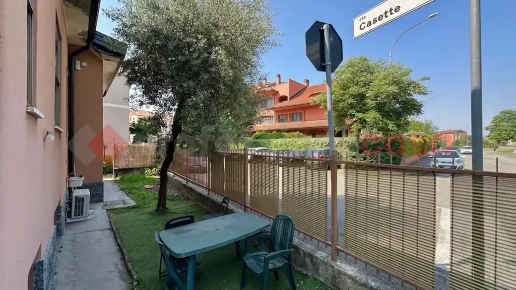 Terrace - Semi-detached Villa with Central Location in Opera