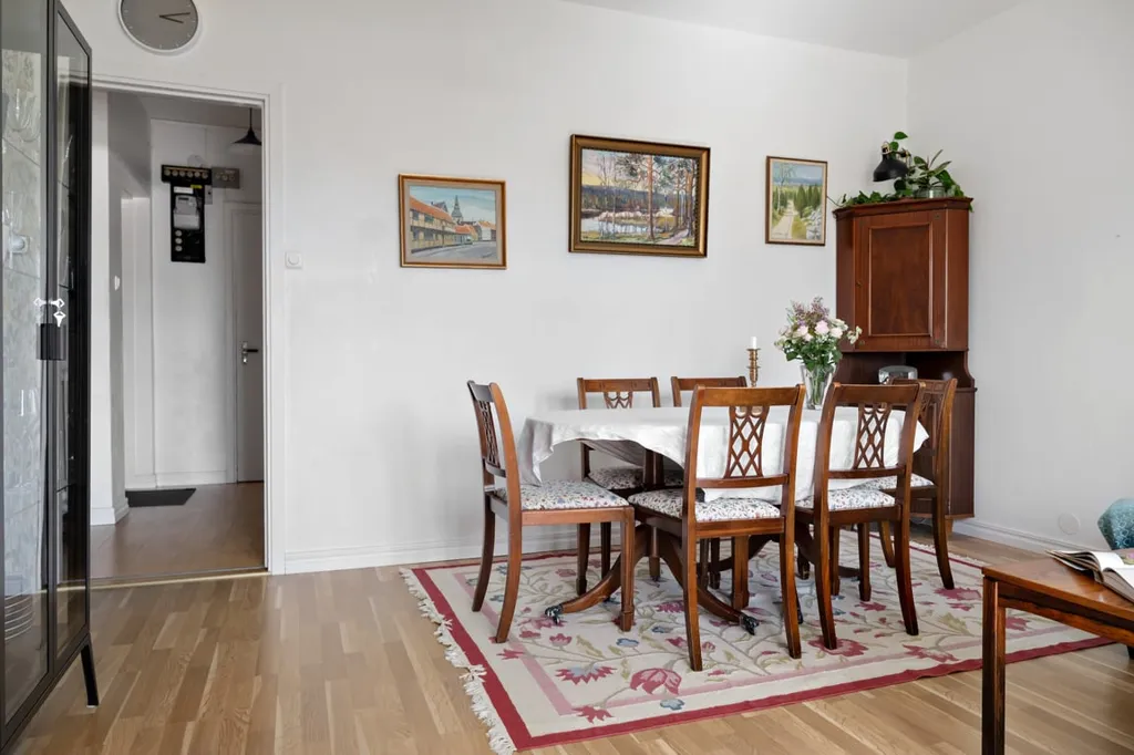 Söögituba - Spacious Two-Bedroom with South-Facing Balcony in Central Area