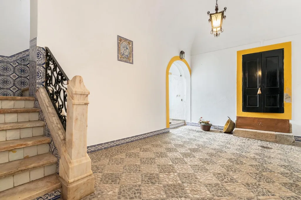 Esik - Historic 5-Bedroom House with Garden in Évora
