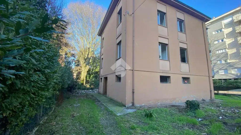 Välivaade - Restoration-Ready House with Garden in Carpi