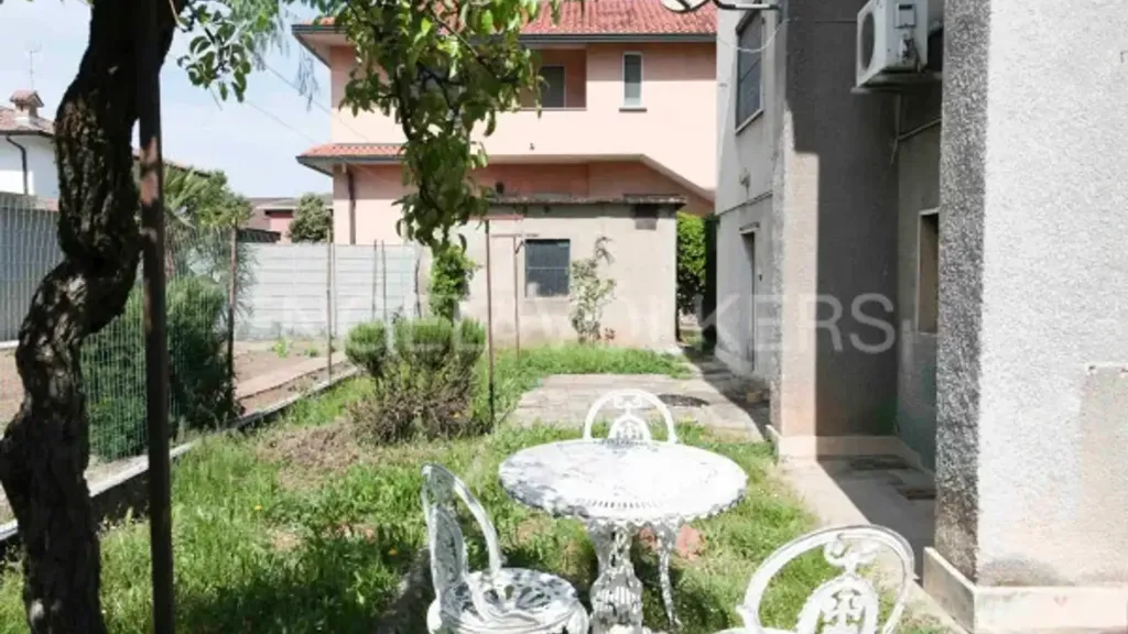 Aed - Ground Floor Apartment to Renovate in Rho