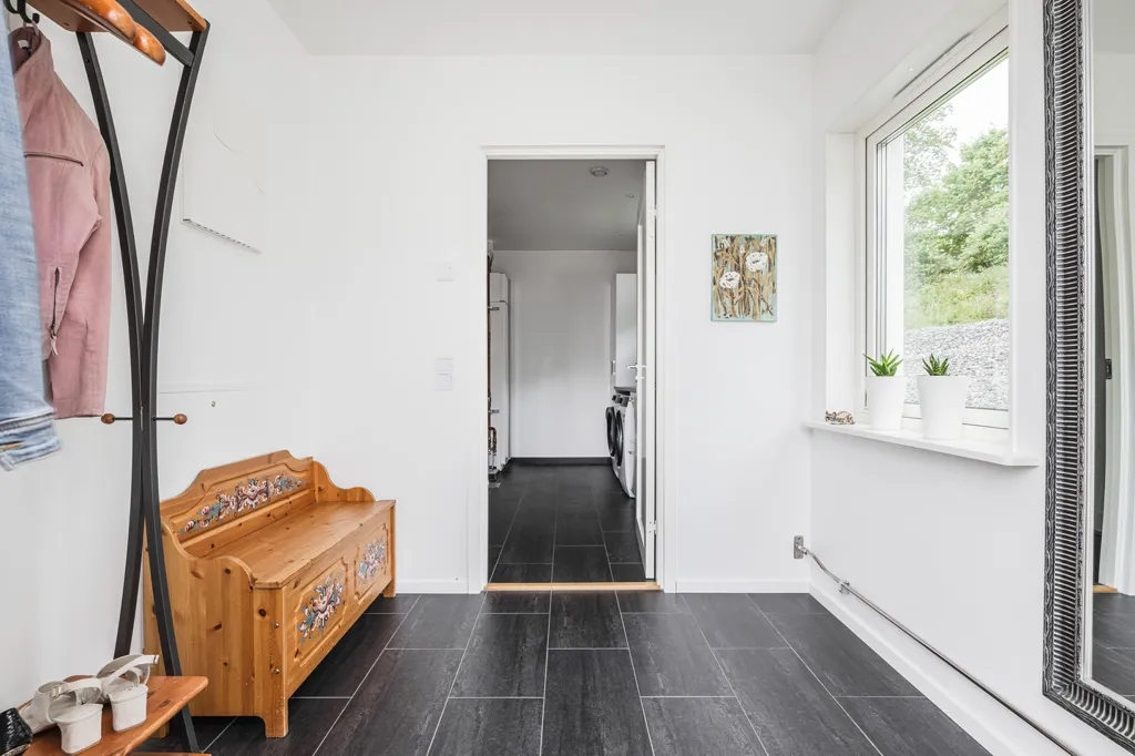 Esik - Modern Villa with Garden on Alnö