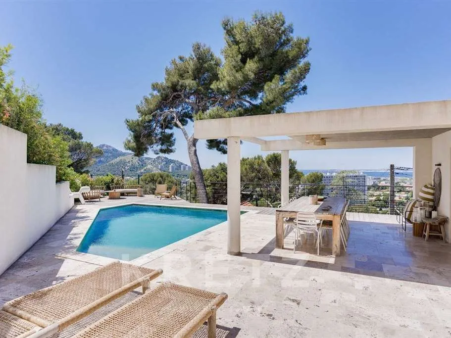 Piscine - Maison Contemporaine avec Vue Panoramique à Marseille