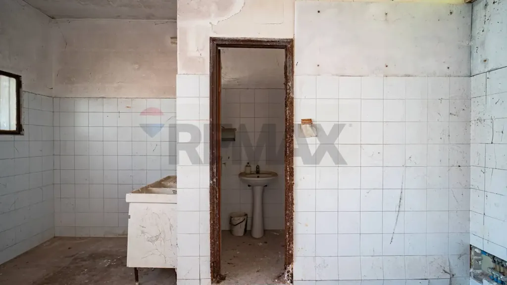 Salles de bain - Commercial Space with Apartments in Belpasso