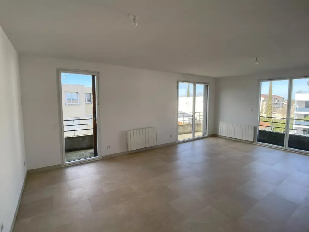Séjour - Appartement Rénové avec Balcon à Blagnac
