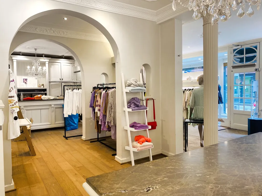 Pièces - Local Commercial avec Grandeur dans le Centre de Beringen