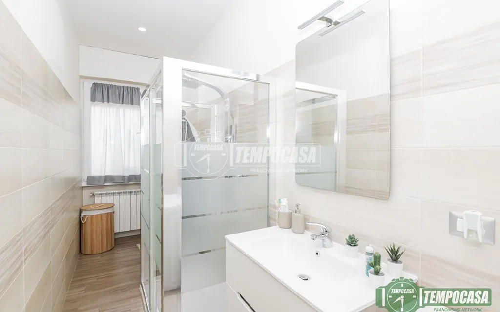 Salles de bain - Rustic 3-Bedroom Apartment with Balcony in Lodi Vecchio