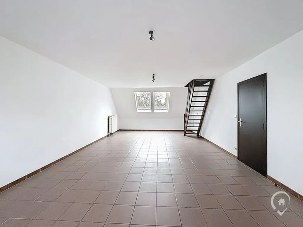 Pièces - Appartement Duplex Rénové avec Châssis Double Vitrage à Jambes