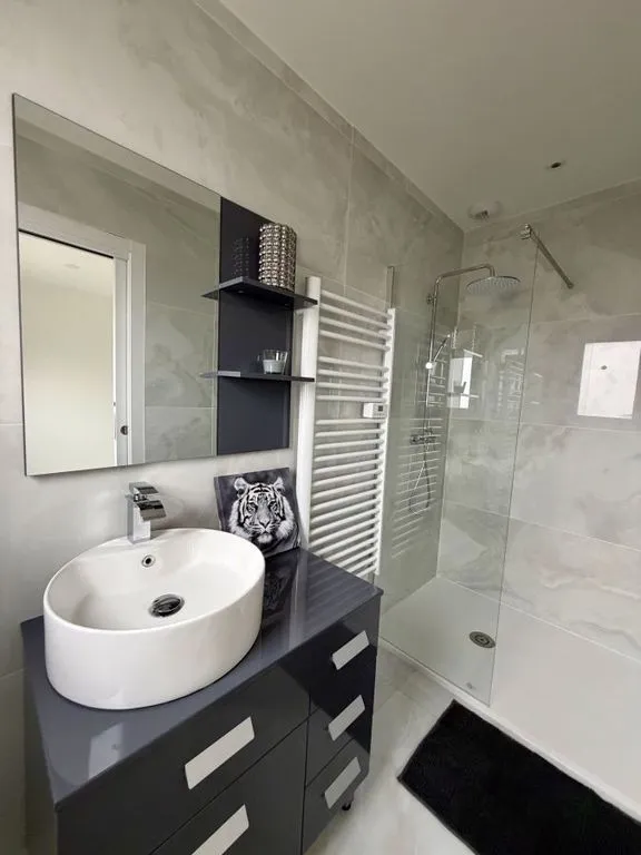 Bathrooms - Luxury Villa with Pool in Agde