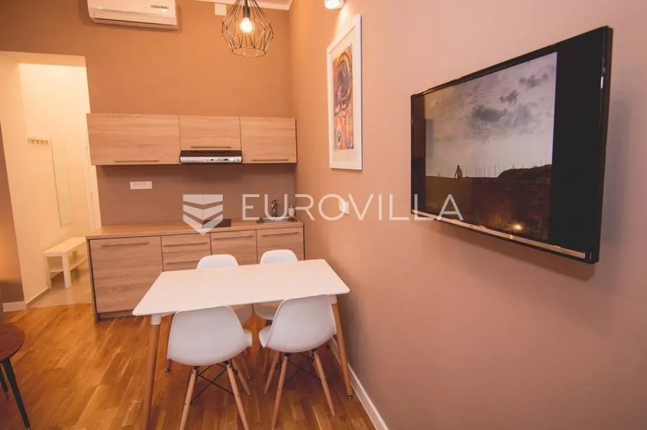 Salle à manger - Adapted Multi-Unit Apartment in Donji Grad