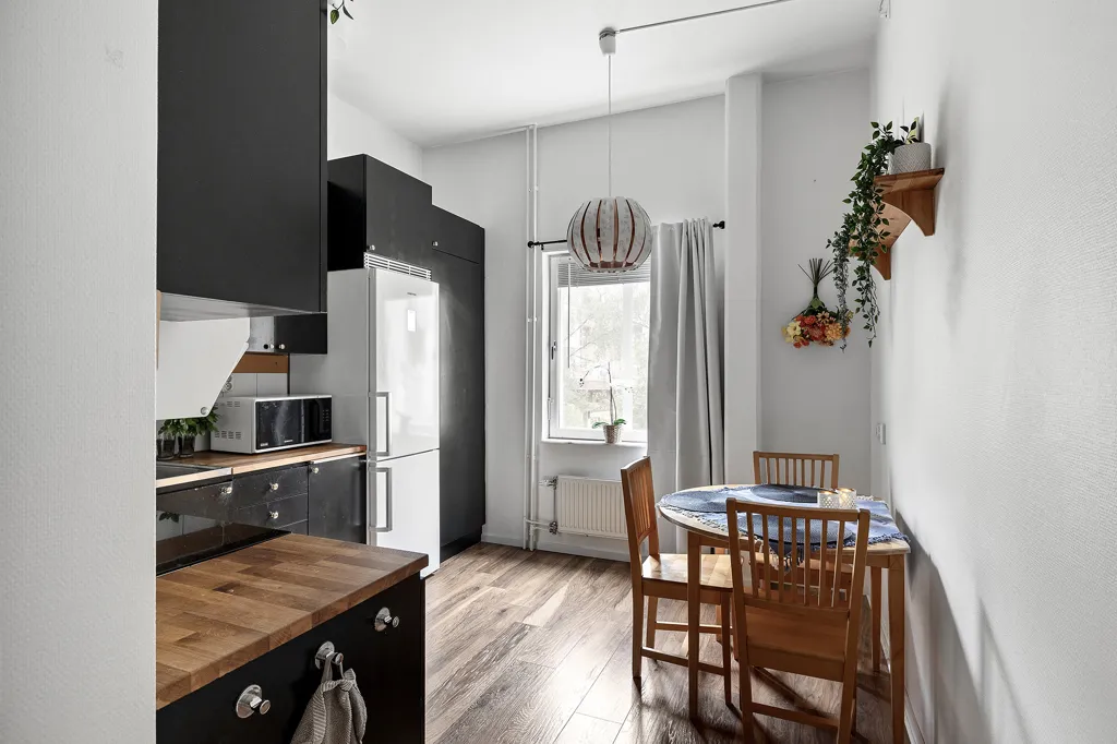 Cuisine - Apartment with High Ceilings in Central Jakobsberg