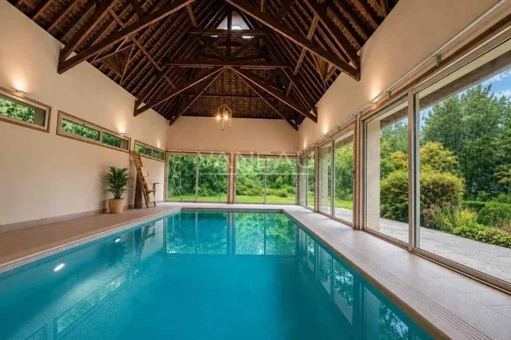 Piscine - Maison d'architecte avec toitures asymétriques à Nointot