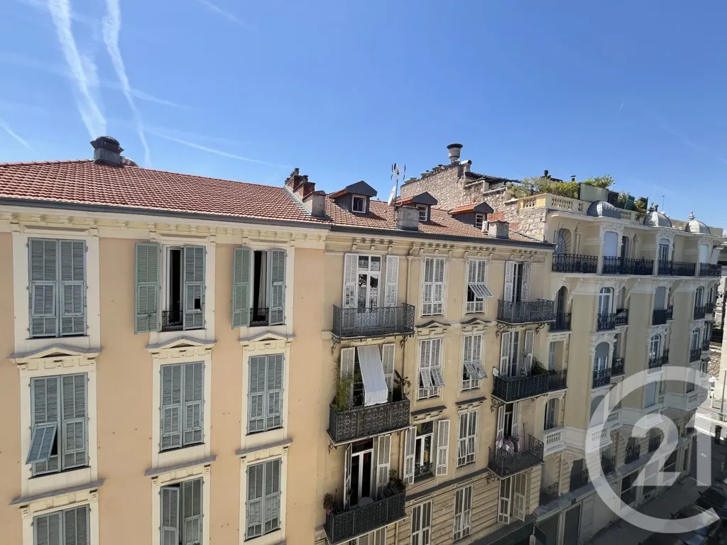 Rõdu - 4-Bedroom Apartment with High Ceilings in Nice