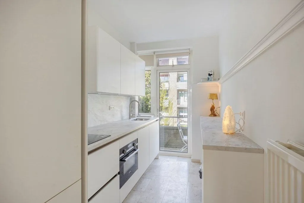 Köök - Bright Two-Bedroom Portiekflat in Benoordenhout