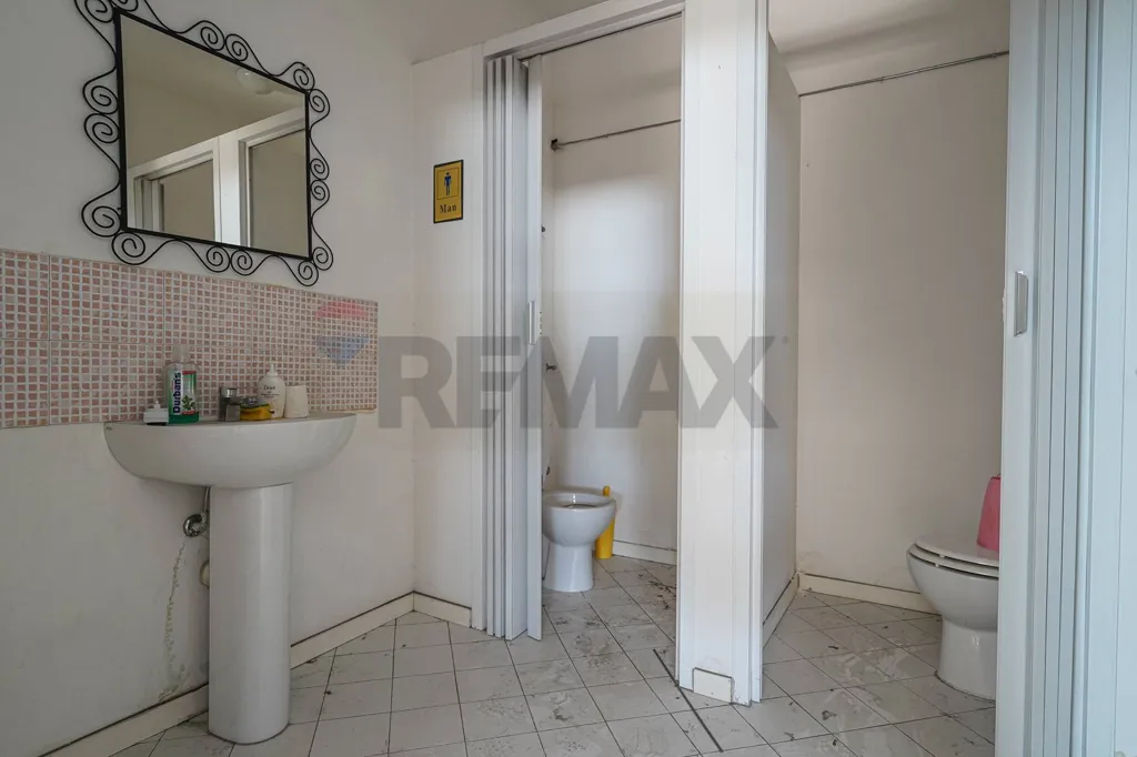 Salles de bain - Industrial Warehouse with Private Piazza in Medolago