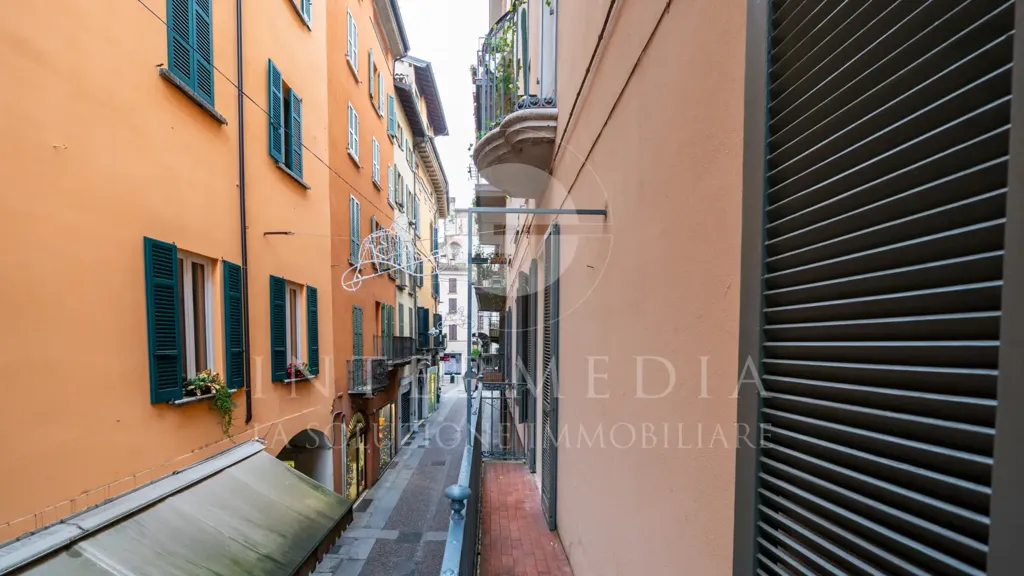 Rõdu - Rusticated Flat with Balcony in Brescia