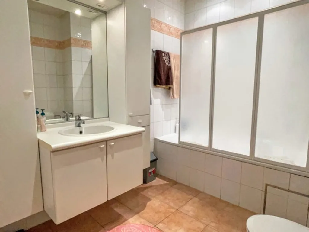 Bathrooms - Charming Flat with 2 Bedrooms in Grand Place